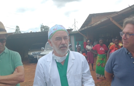 Des membres du RC Gand-Maritime rencontrent le dr. Frank De Wolf en mission à l'hopital de Mutoyi - Burundi